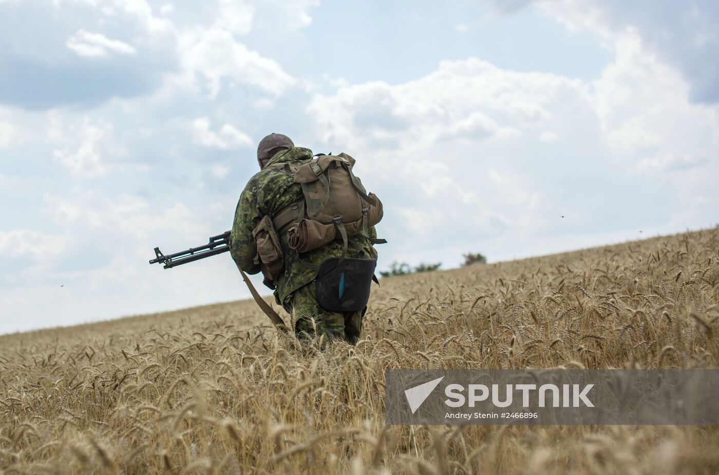 A militiaman during the combat operation to seize the border village of Kozhevnya near Snezhnoye. Location: Ukraine, Donetsk region. Author: Andrey Stenin/Sputnik. Donetsk Region update
