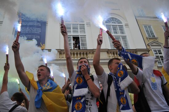 Fans in a joint march before Dynamo - Shakhtar match in Lviv
