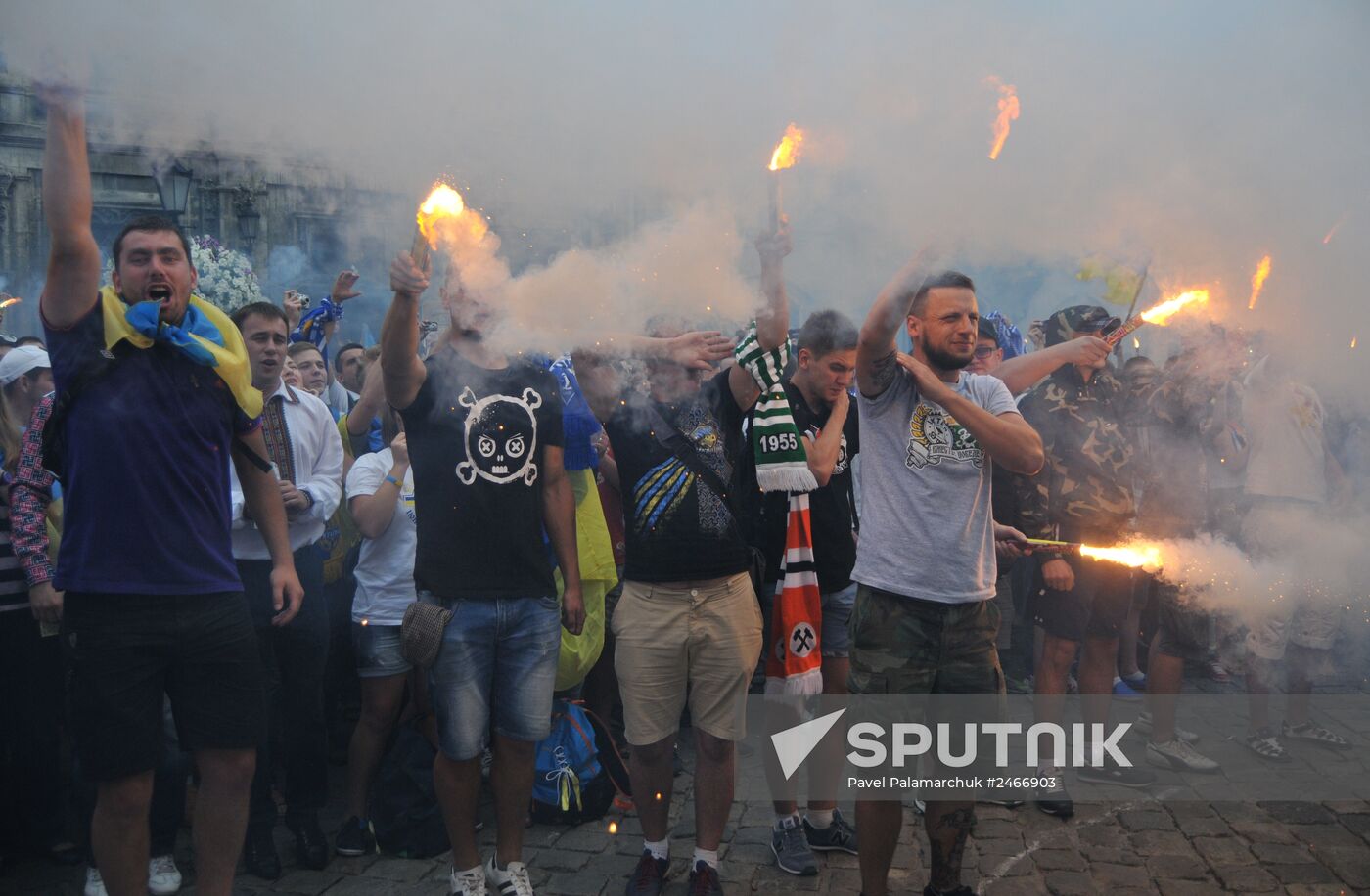 Fans hold a joint march before the Dynamo (Kiev) - Shakhtar match in Lviv. Location: Ukraine, Lviv. Author: Pavel Palamarchuk/Sputnik. Fans in a joint march before Dynamo - Shakhtar match in Lviv