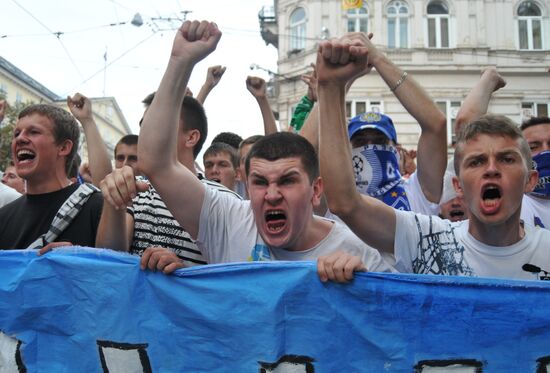 Fans in a joint march before Dynamo - Shakhtar match in Lviv