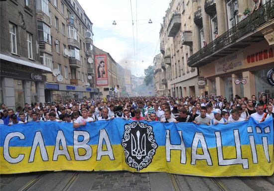 Fans in a joint march before Dynamo - Shakhtar match in Lviv