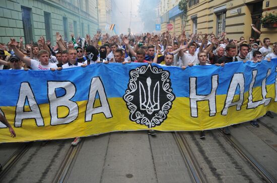 Fans in a joint march before Dynamo - Shakhtar match in Lviv