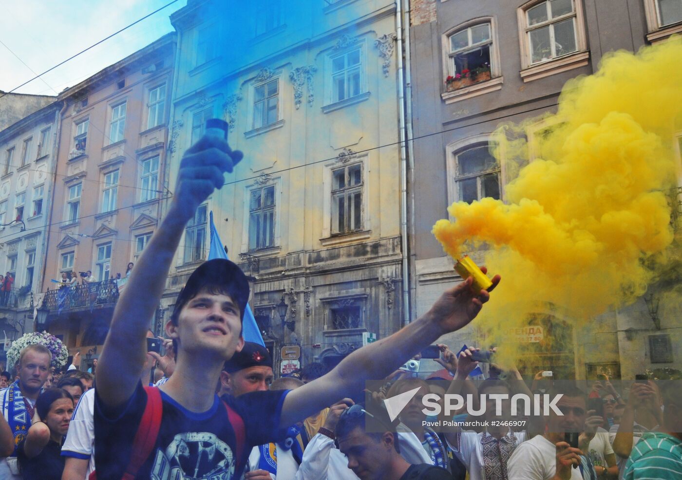 Fans hold a joint march before the Dynamo (Kiev) - Shakhtar match in Lviv. Location: Ukraine, Lviv. Author: Pavel Palamarchuk/Sputnik. Fans in a joint march before Dynamo - Shakhtar match in Lviv