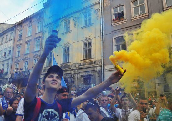 Fans in a joint march before Dynamo - Shakhtar match in Lviv