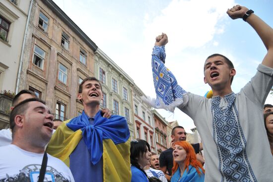 Fans in a joint march before Dynamo - Shakhtar match in Lviv