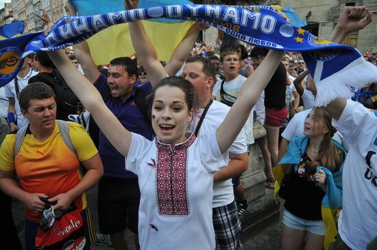Fans in a joint march before Dynamo - Shakhtar match in Lviv