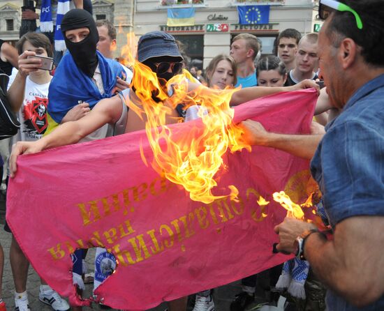 Fans in a joint march before Dynamo - Shakhtar match in Lviv