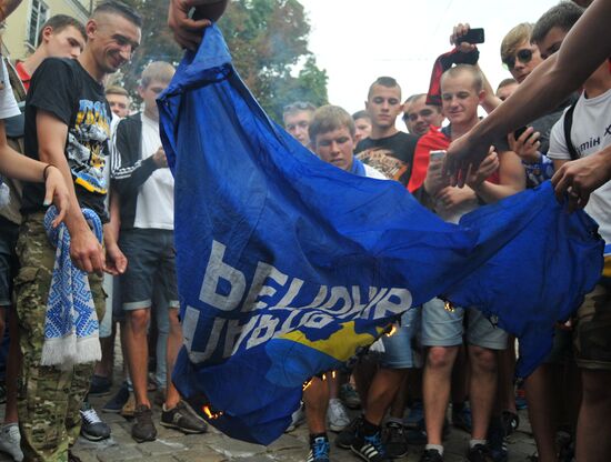 Fans in a joint march before Dynamo - Shakhtar match in Lviv