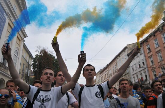 Fans in a joint march before Dynamo - Shakhtar match in Lviv