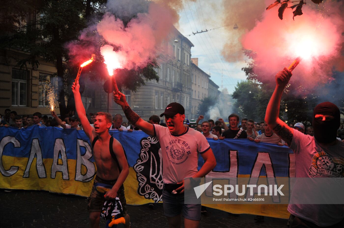 Fans in a joint march before Dynamo - Shakhtar match in Lviv
