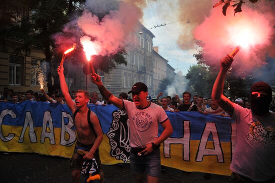 Fans in a joint march before Dynamo - Shakhtar match in Lviv