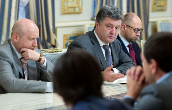 President Petro Poroshenko meets with Verkhovna Rada representatives