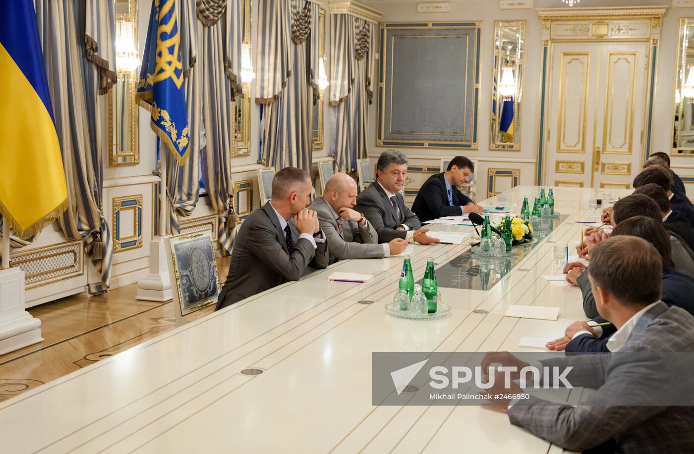 President Petro Poroshenko meets with Verkhovna Rada representatives