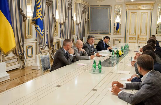 President Petro Poroshenko meets with Verkhovna Rada representatives