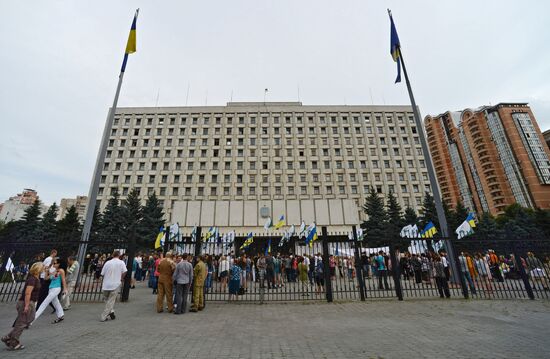 People in Kiev rally for higher minimum wage