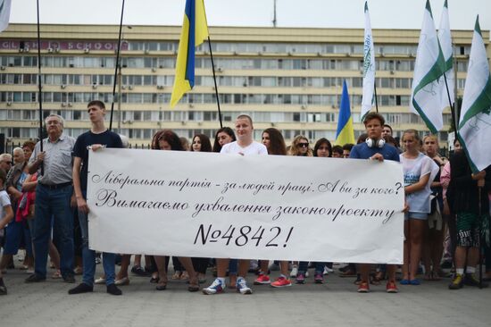 People in Kiev rally for higher minimum wage