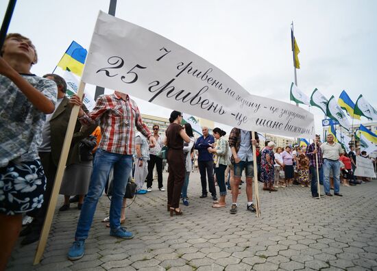 People in Kiev rally for higher minimum wage