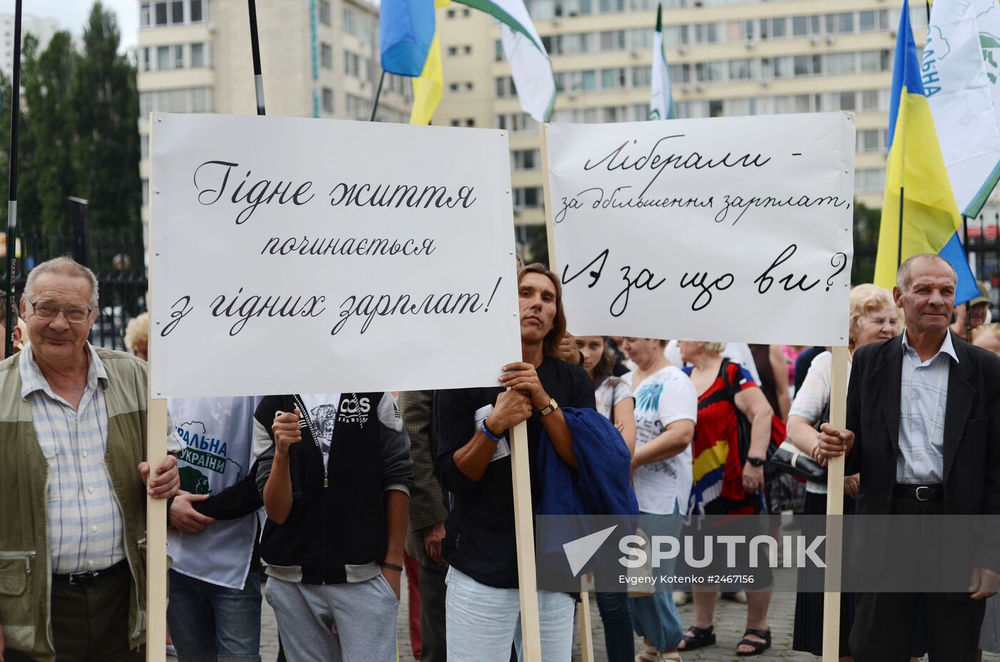 People in Kiev rally for higher minimum wage
