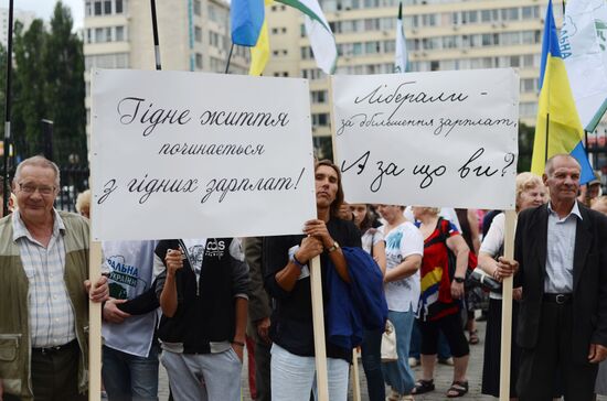 People in Kiev rally for higher minimum wage