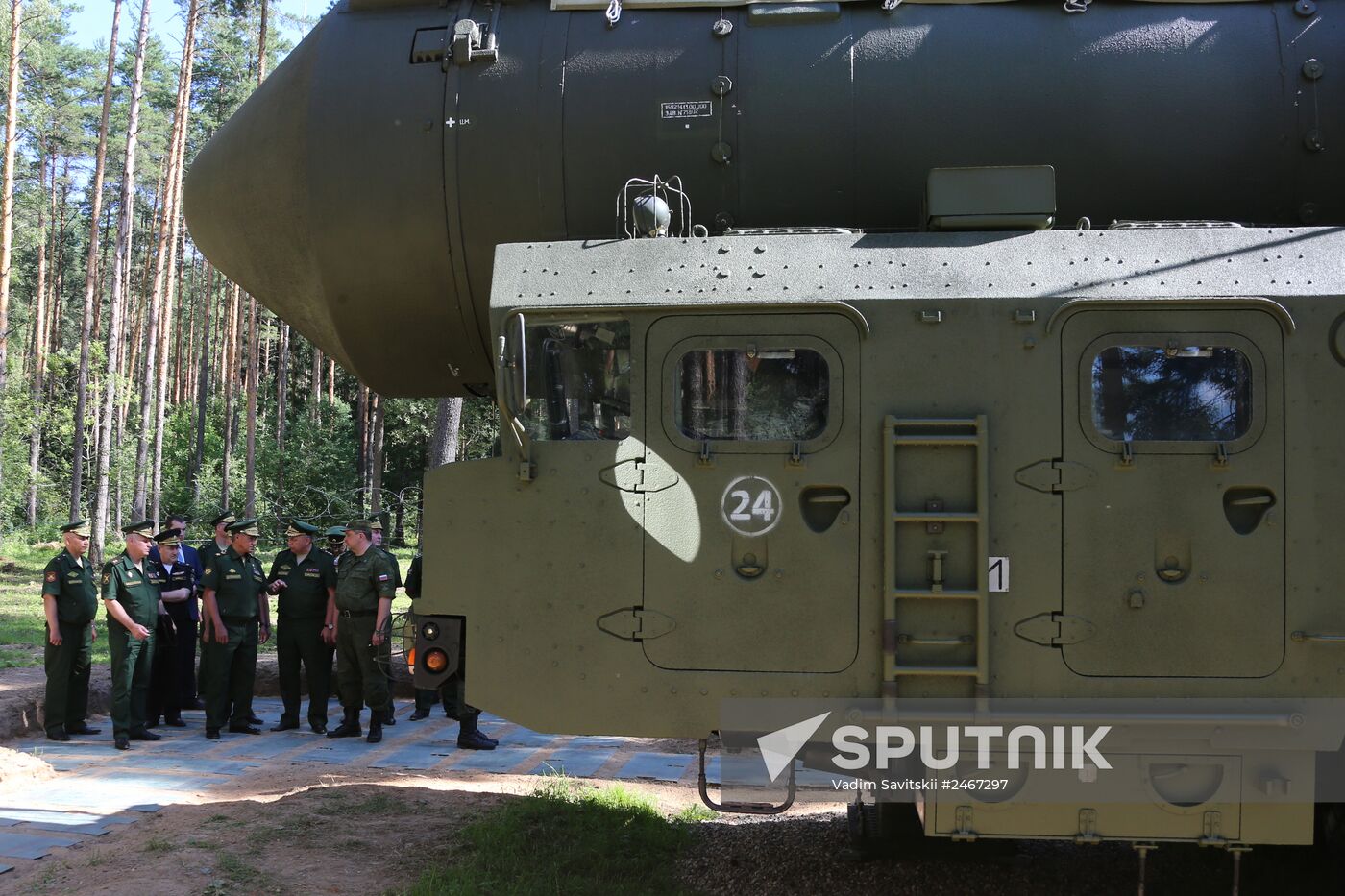 Sergei Shoigu inspects Teykovo Guards Missile Division and Yars land-based mobile missile system