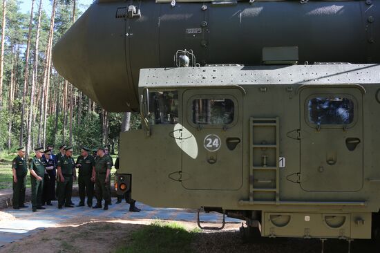 Sergei Shoigu inspects Teykovo Guards Missile Division and Yars land-based mobile missile system