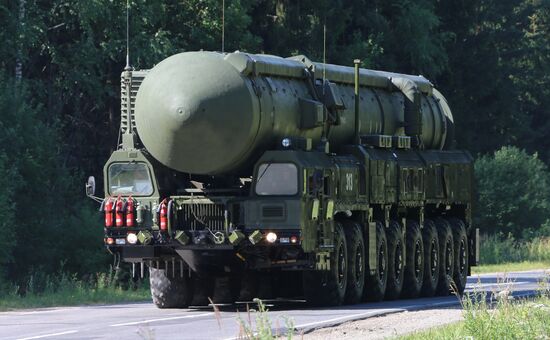 Sergei Shoigu inspects Teykovo Guards Missile Division and Yars land-based mobile missile system