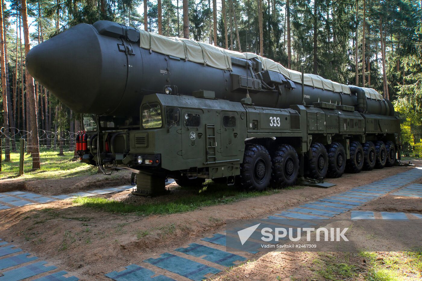 Sergei Shoigu inspects Teykovo Guards Missile Division and Yars land-based mobile missile system