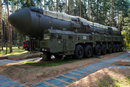 Sergei Shoigu inspects Teykovo Guards Missile Division and Yars land-based mobile missile system