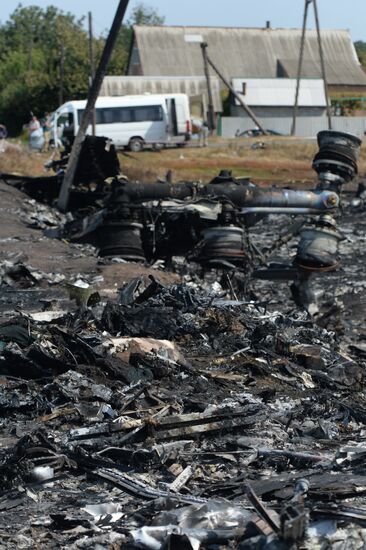 OSCE employees and experts work at Malaysia Airlines Boeing 777 crash site