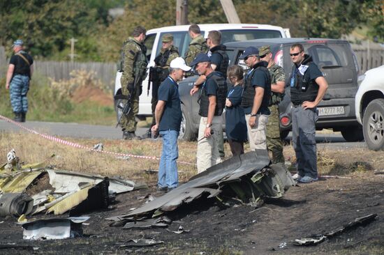OSCE employees and experts work at Malaysia Airlines Boeing 777 crash site