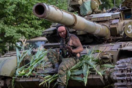 Battle for Snezhnoye town bordering Russia in Donetsk Region