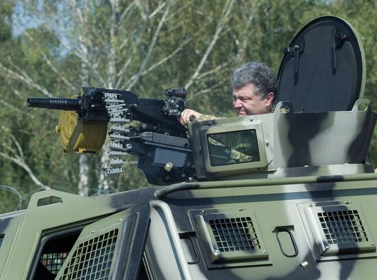 Petro Poroshenko visits First operational brigade of National Guard near Kiev