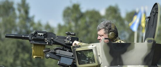 Petro Poroshenko visits First operational brigade of National Guard near Kiev
