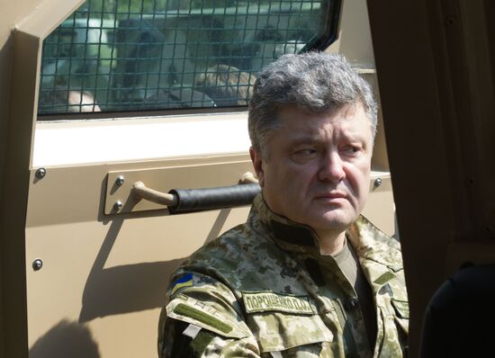 Petro Poroshenko visits First operational brigade of National Guard near Kiev