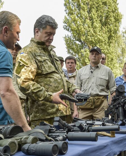 Petro Poroshenko visits First operational brigade of National Guard near Kiev