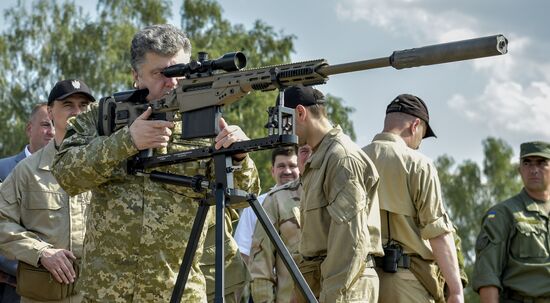 Petro Poroshenko visits First operational brigade of National Guard near Kiev