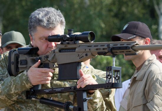 Petro Poroshenko visits First operational brigade of National Guard near Kiev