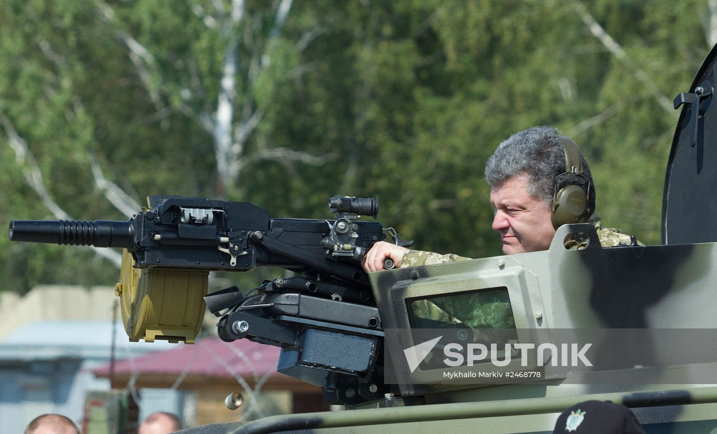 Petro Poroshenko visits First operational brigade of National Guard near Kiev