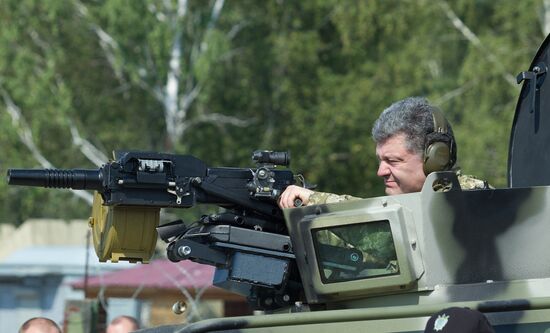Petro Poroshenko visits First operational brigade of National Guard near Kiev