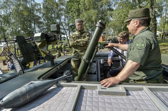 Petro Poroshenko visits First operational brigade of National Guard near Kiev