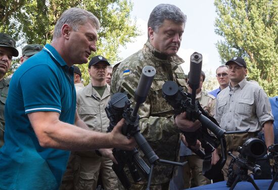 Petro Poroshenko visits First operational brigade of National Guard near Kiev