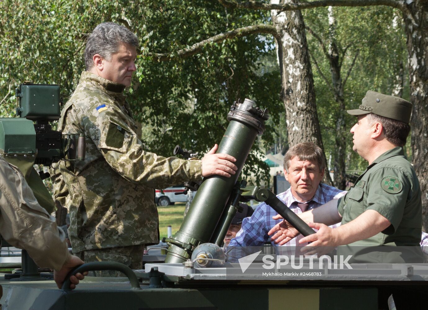 Petro Poroshenko visits First operational brigade of National Guard near Kiev