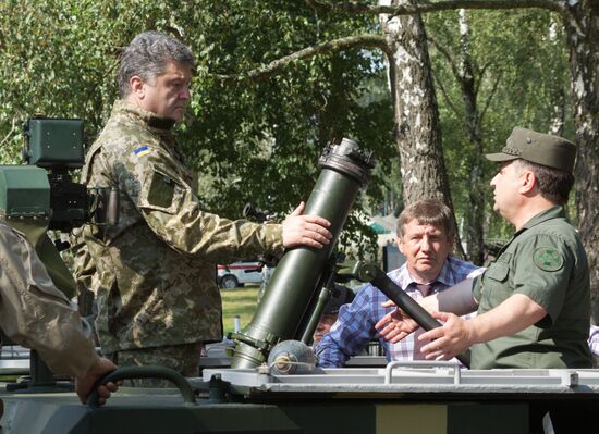 Petro Poroshenko visits First operational brigade of National Guard near Kiev