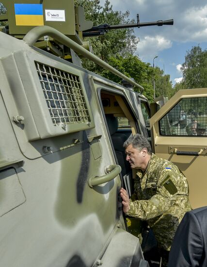 Petro Poroshenko visits First operational brigade of National Guard near Kiev