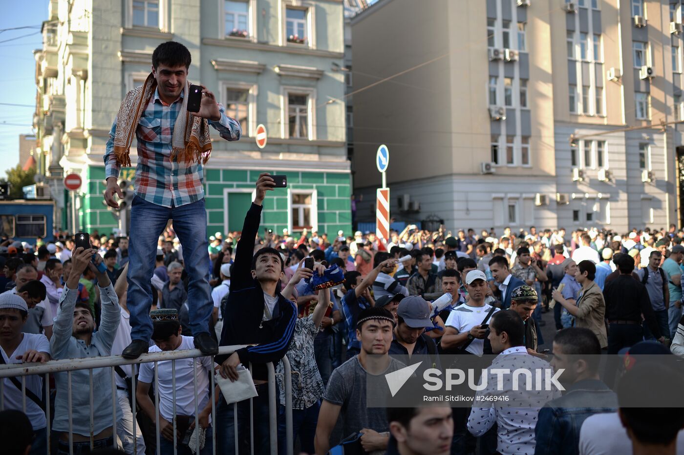 Moscow Muslims celebrate Uraza Bayram