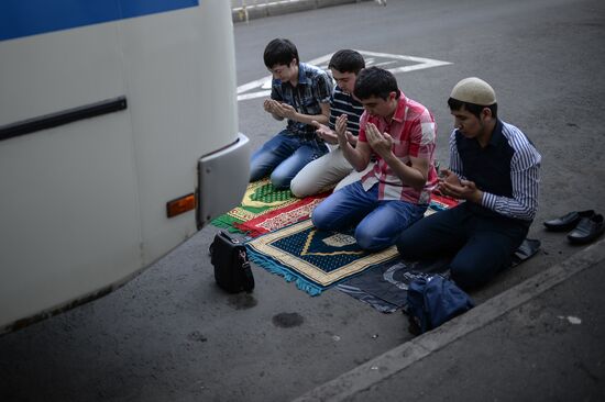 Moscow Muslims celebrate Uraza Bayram
