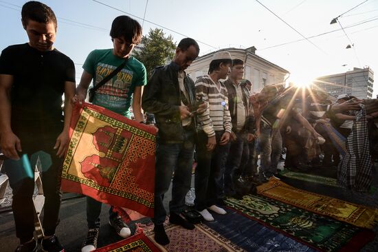 Moscow Muslims celebrate Uraza Bayram