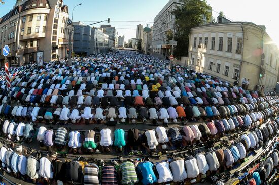 Moscow Muslims celebrate Uraza Bayram