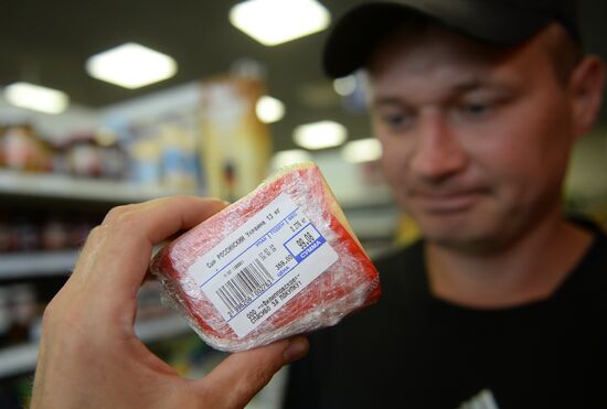 Russia bans Ukrainian food imports