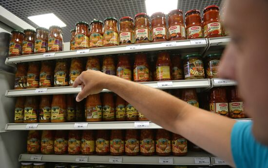 Russia bans Ukrainian food imports